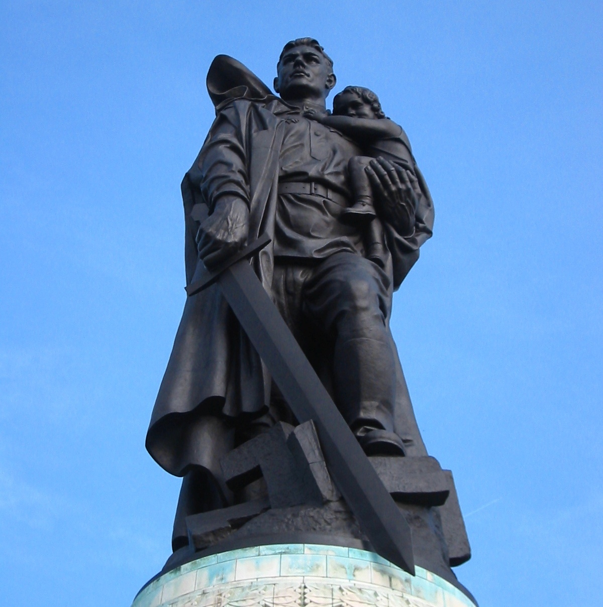 фото памятник русскому солдату в берлине с девочкой на руках